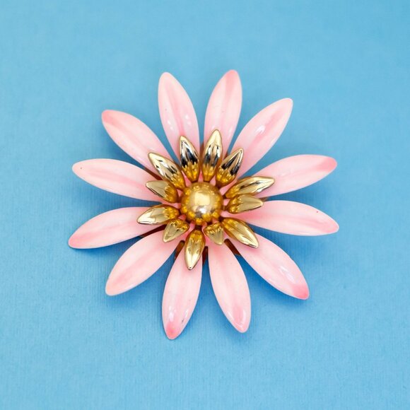 Vintage Pink Petals Gold Tone Floral Center Brooch by Sarah Coventry - N32 - Picture 1 of 2